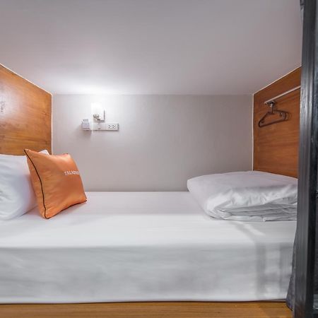 Tiny Taladnoi Hostel Бангкок Экстерьер фото